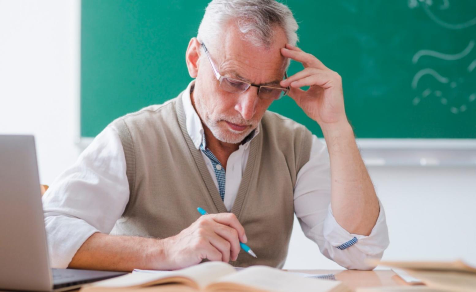 Profesionales analizando datos financieros en ambiente colaborativo